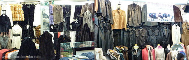 ぎっしりと革製品が並ぶ