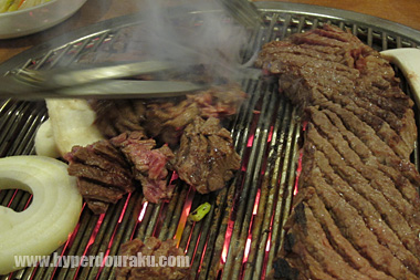 お肉を炭火でじゅうじゅうと焼き