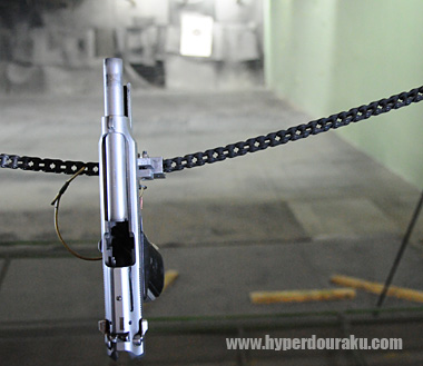 銃がチェーンに固定される