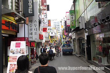 明洞の繁華街で朝食