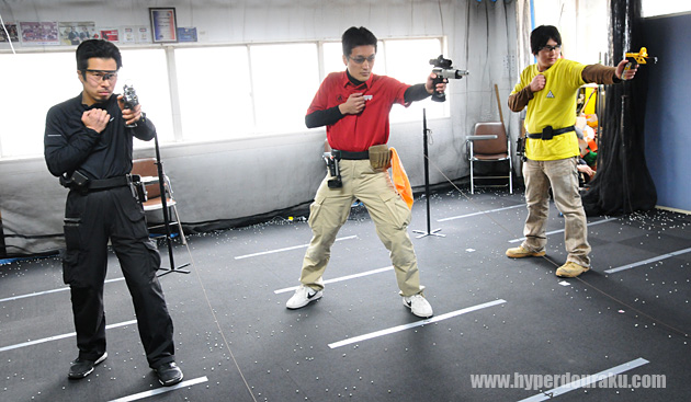 なんと片手で撃たなければならないルール