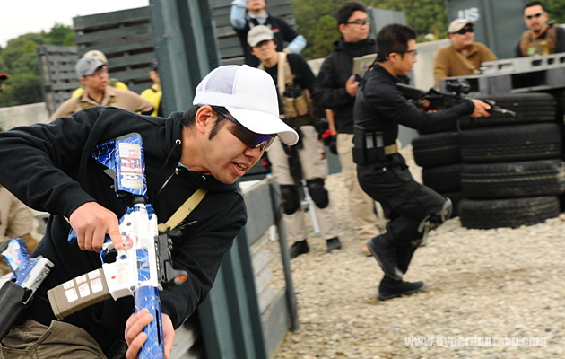 バリケードから飛び出して前進