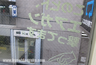 このヒト、エアガン撃ってます。