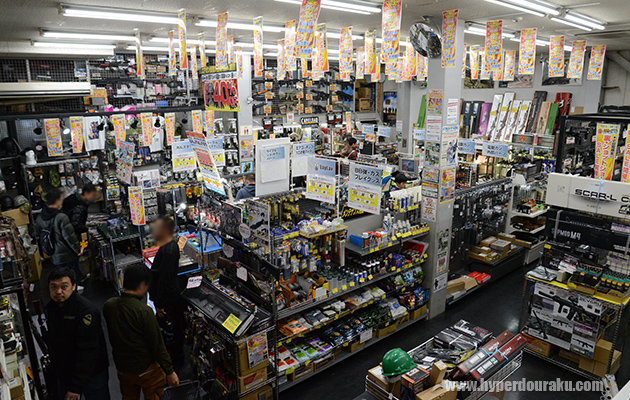 店内はワンフロアでとても広い