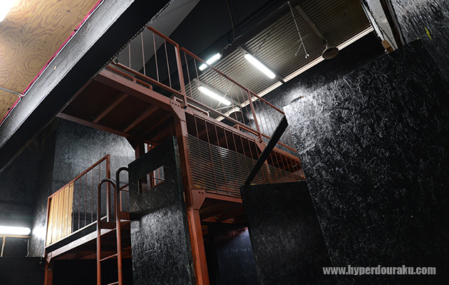 フィールド内は黒い壁で統一