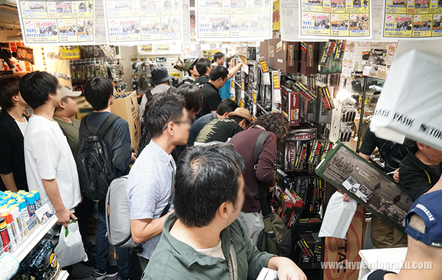 開店と共に店内はごった返し