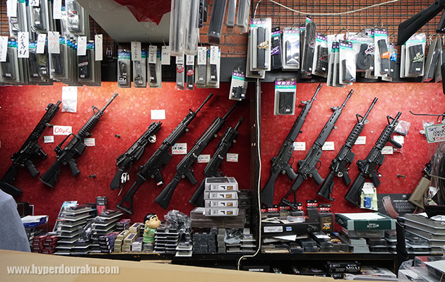 奥に長く左右には所狭しと商品が