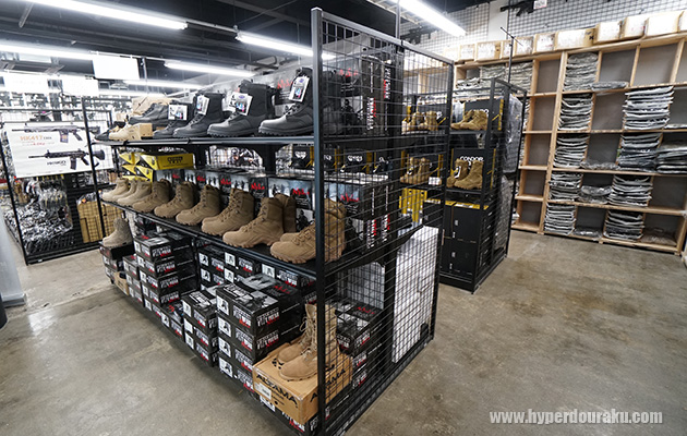 迷彩服やブーツ