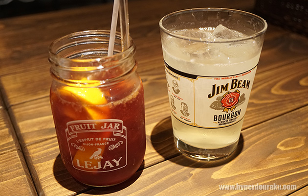 フルーツジャーの生カシスオレンジ(左)と、生搾りレモンビームハイボール(右)