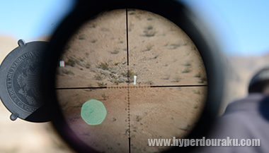 遥か遠方に設置されたプレート