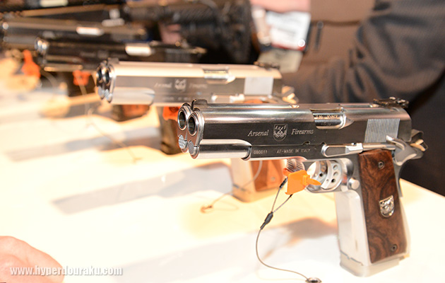 両手じゃないと撃てない