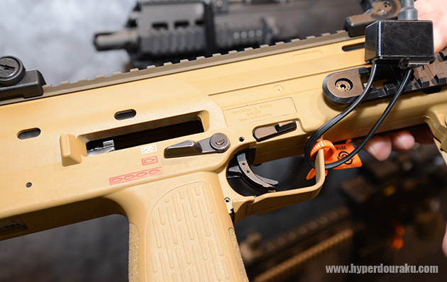 ボルトキャッチレバーの操作が実銃とガスガンとでは逆