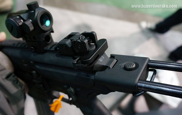 チャージングハンドルもM4ライク