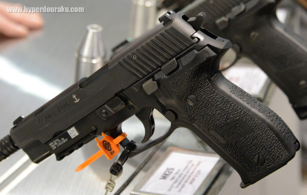 MK25のスライド左面には錨のマーク