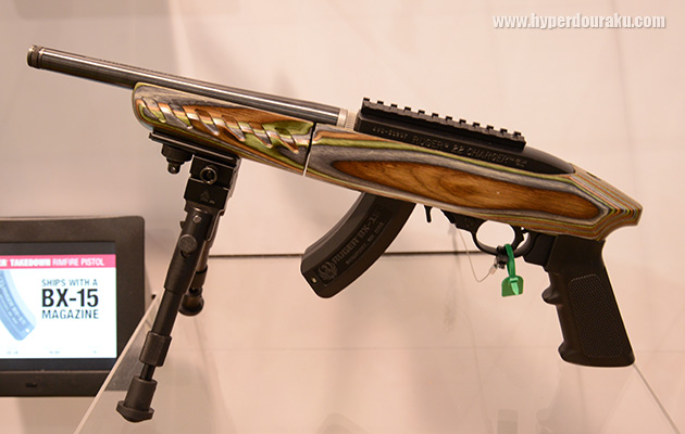 カラー合板ストックの木目が美しい