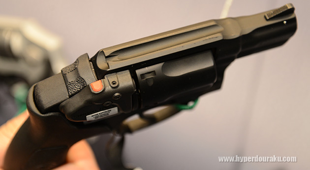 スイングアウトさせるラッチ