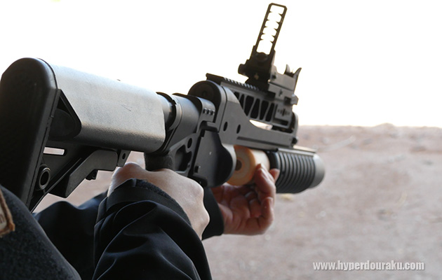 40mmグレネード弾をバレルに装填