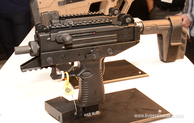 ボルトハンドルが左側面