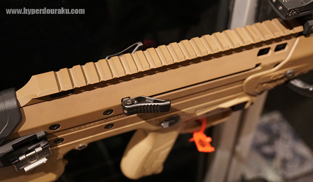 コッキングハンドルはアンビタイプ