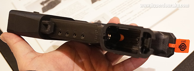 グリップ内に弾が飛び出ている