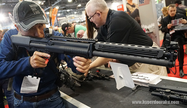 構えても長～い!!