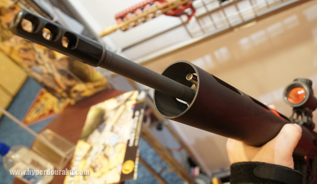 細身のバレルにカーボンチューブのハンドガード