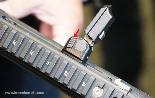 矢印のレバーで簡単に取り外す