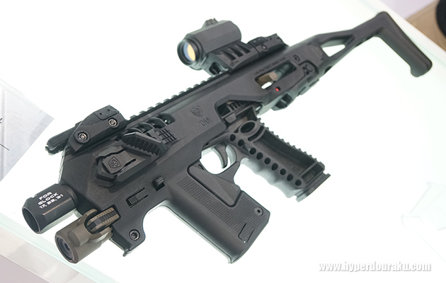 チャージングハンドルはRONI本体内にとどまり