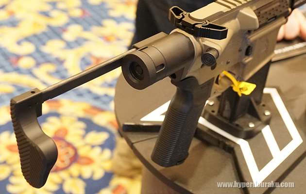 ストックアームは片持ち