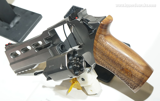 シリンダーの下側から発射