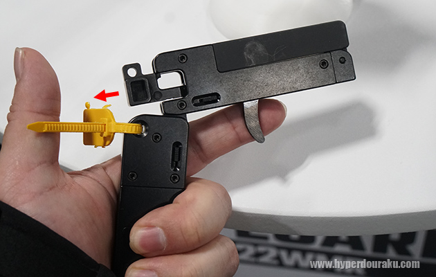 レシーバー後部のレバーを引いてコック