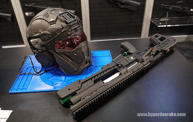 SFライクなヘルメットとライフル