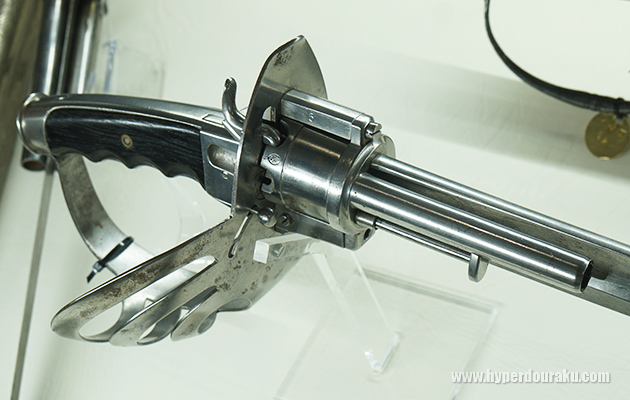 剣の鍔部分に銃が仕込まれて