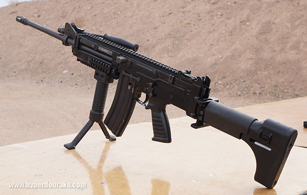 チャージングハンドルはレシーバー左