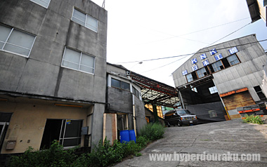 巨大な工場と倉庫　ワルの隠れ家