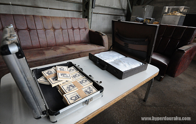 札束と小麦粉の交換