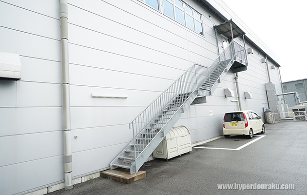 建物脇の外階段