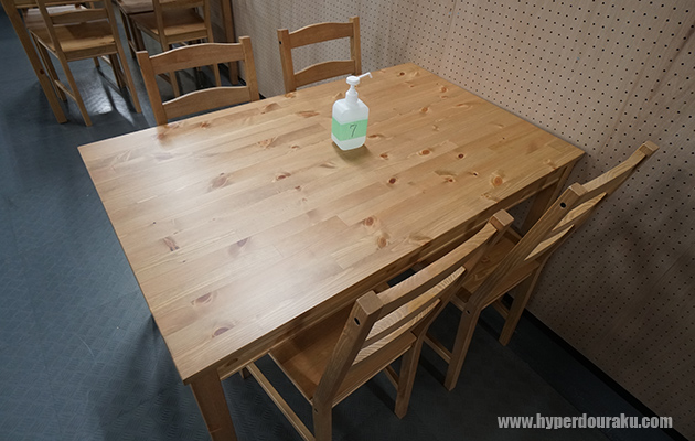 4人掛けのテーブル