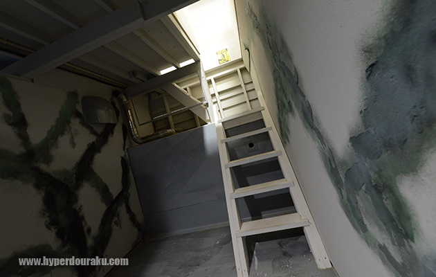 上層に出られる階段