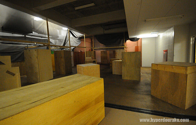 木箱が多く配置