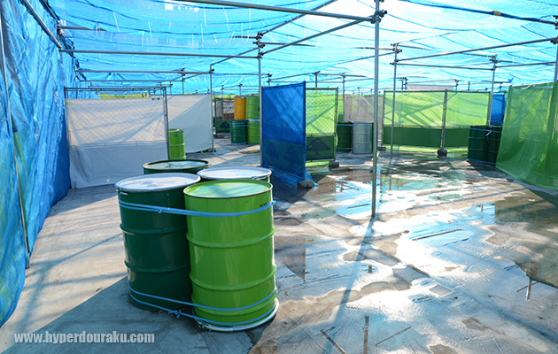 緑や黄色のドラム缶