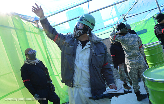 工事現場風のコスプレーヤー