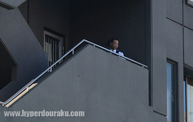 ビルの非常階段からゲーム観戦