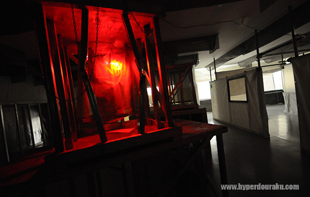 檻の中の赤いライト