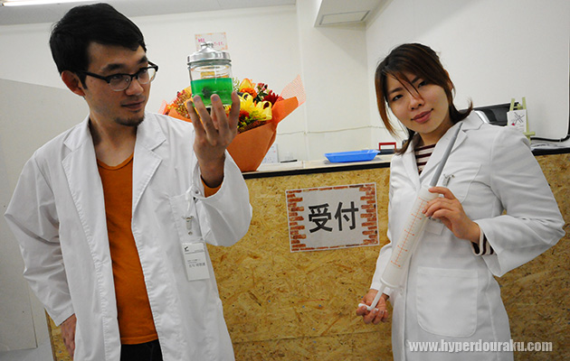 スタッフがなんと白衣でお出迎え