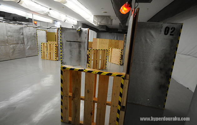 木製パレットによるバリケードゾーン