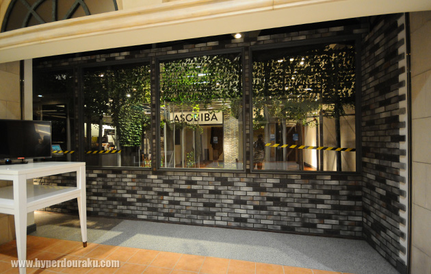 フィールドはガラス張り