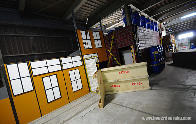 階段とスロープで上る