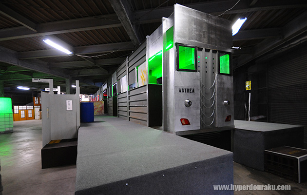 フィールドに斜めに配置された地下鉄