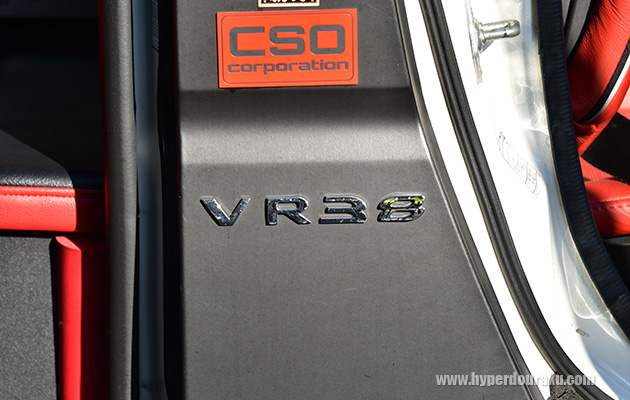 「VR38」のエンブレム